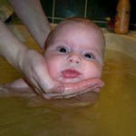 Как научить новорожденного плавать в ванной