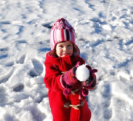 Зимние прогулки детей и забавы зимой