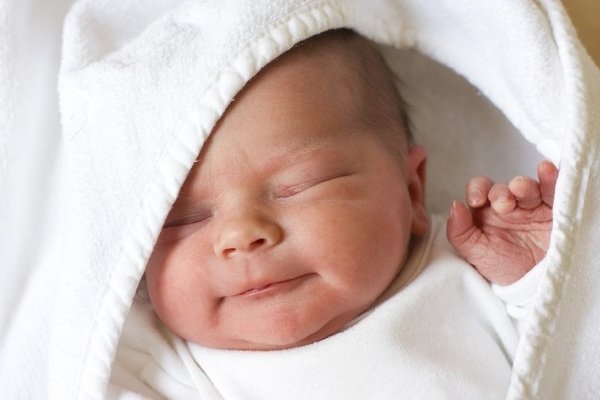Что означает, когда новорожденный кряхтит и тужится во сне? 