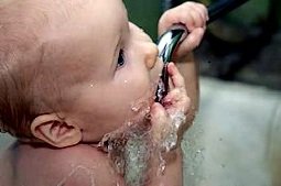  Малыш пьет воду из крана 