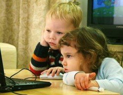 Ребенок у телевизора и компьютера