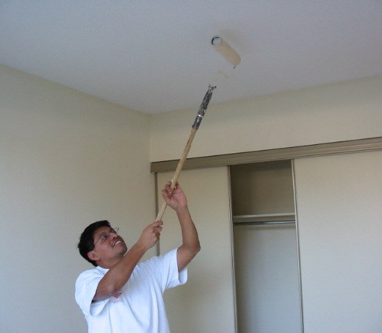 Как правильно белить потолок