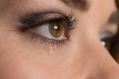Почему плачут глаза – научное объяснение