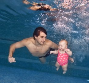 Маленький ребенок в бассейне