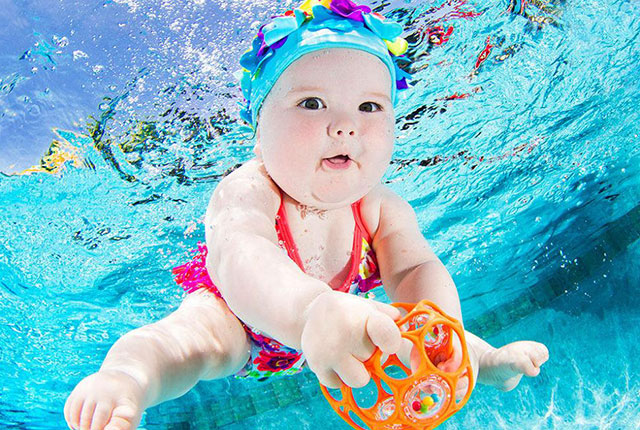 Маленький ребенок в бассейне. 