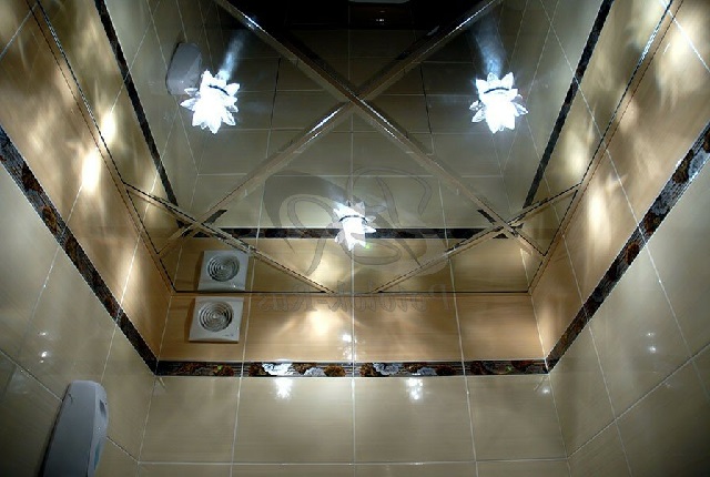 Зеркальный потолок в ванной комнате. 