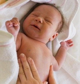 Колики у младенца – как помочь грудничку