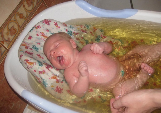 Первое купание ребенка после роддома. 