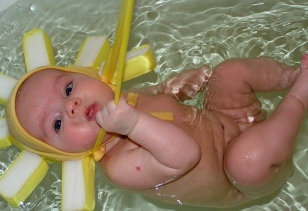 Как купать новорожденного ребенка первый раз дома, советы, видео 