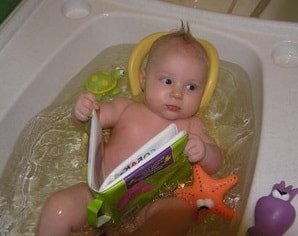 Как правильно купать младенцев в большой ванной 