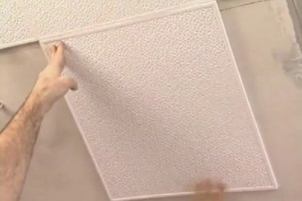 Как клеить потолочную плитку своими руками 