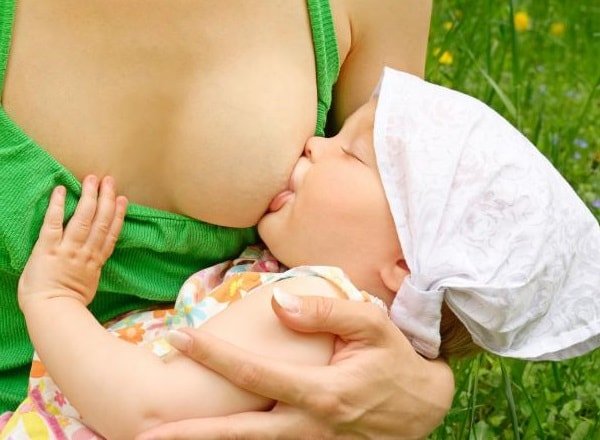 Почему мало грудного молока у кормящей мамы? 