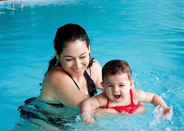Как научить ребенка плавать в открытом водоеме 