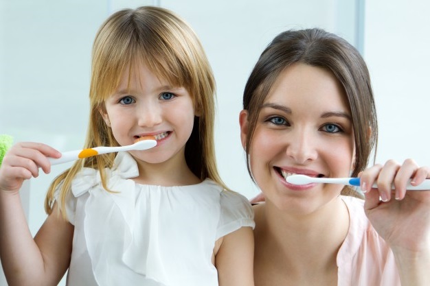 Как приучить ребенка чистить зубы без слез? 