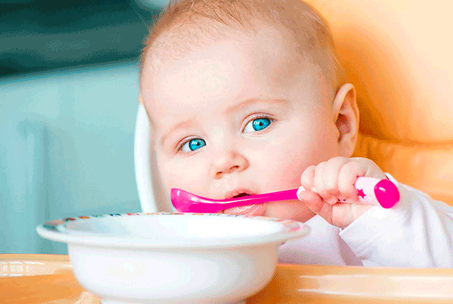 Как научить ребенка кушать ложкой самостоятельно